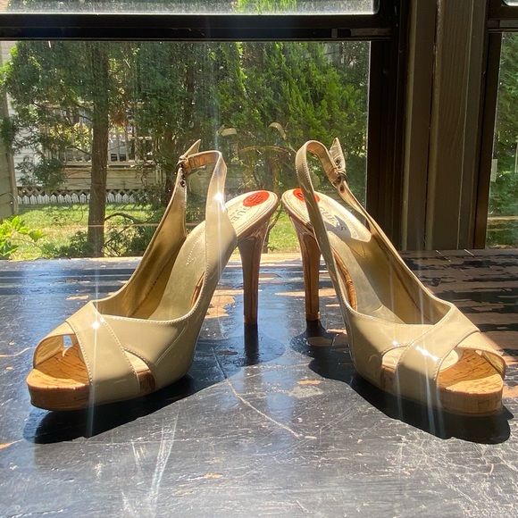 Guess Peep Toe Platform Sling Backs Beige Patent Leather Cork Spike Heels 9.5 - Picture 2 of 12